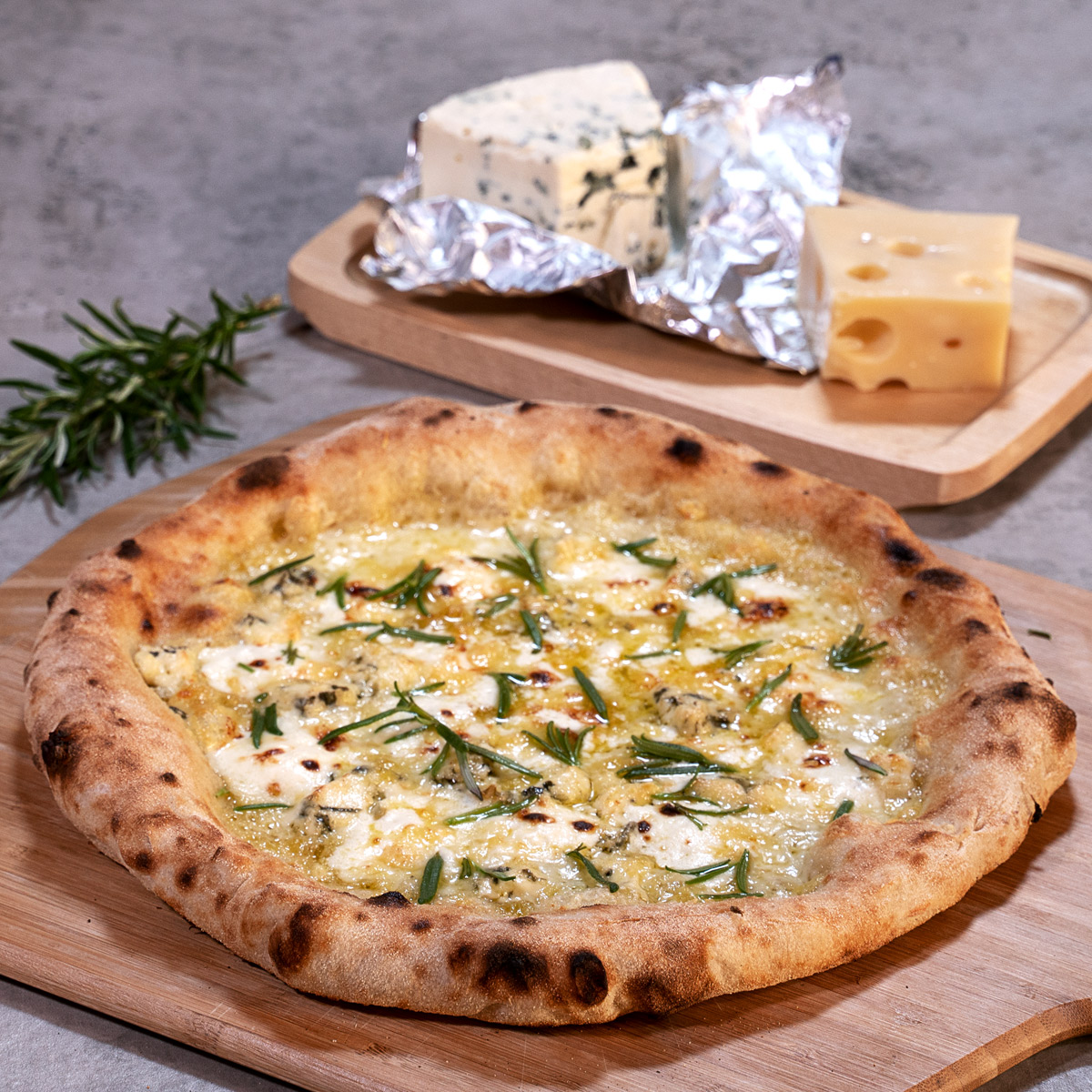 Juustonen - pizzaresepti Pizzanpaistajat -kirjasta