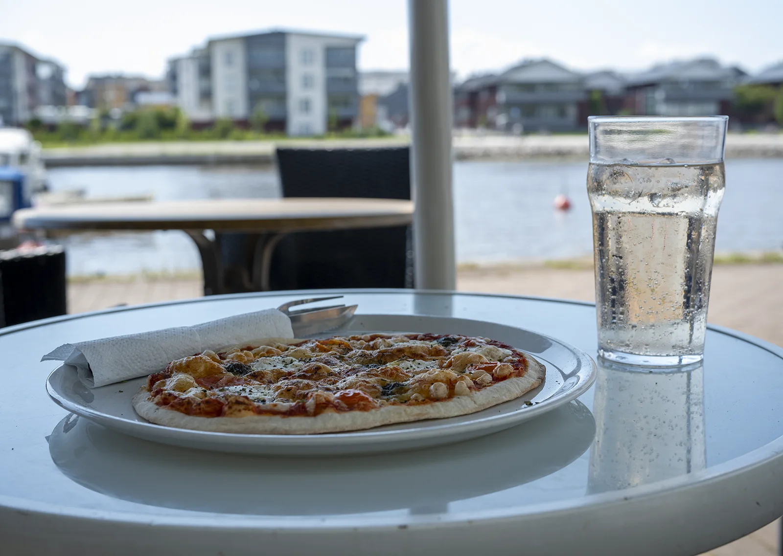 refe-jokiranta-snakkipizza-terassilla2